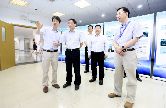 科技部副部长侯建国调研精密光谱科学与技术国家重点实验室工作